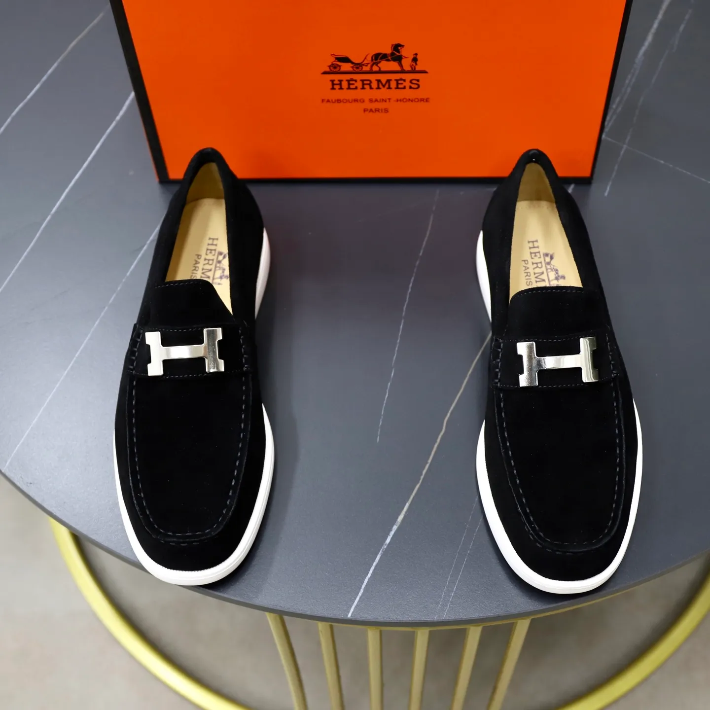 Ex-factory price: 540💰Hermès/Hermès slip-on men's shoes. This shoe is made of imported cow suede leather, with simple and smooth lines, and a 3CM rubber foam ultra-light sole combined with aerodynamic design! Youthful and fashionable, H button decoration, contrasting leather embellishment on the heel, calf lining to gently wrap your feet, with embossed logo cowhide feet, leather rock strips, casual and urban style, highlighting youthful vitality, sports and leisure version, super versatile Size number: 38-39-40-41-42-43-44 Standard leather shoe size (45 can be customized but does not support returns)